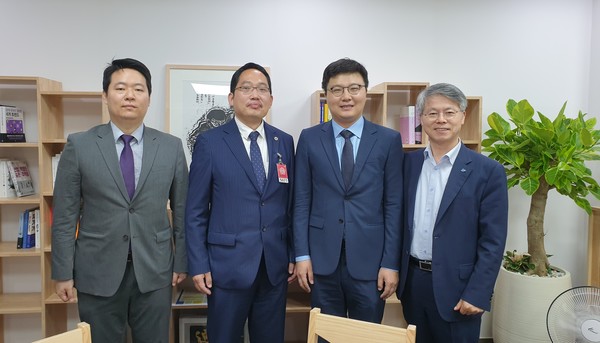 (왼쪽부터)의협 김대하 홍보이사, 최대집 회장, 송명제 대외협력이사, 더민주 민형배 의원(사진제공:의협)