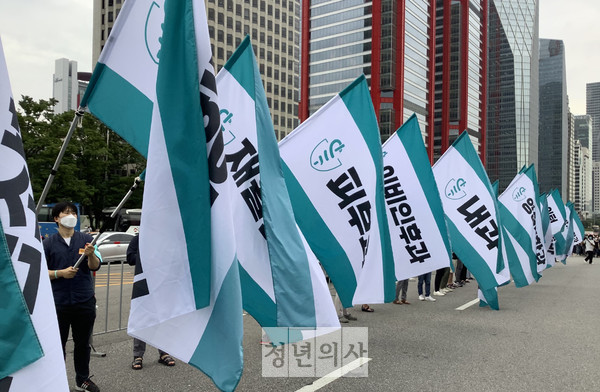 대한전공의협의회는 전공의 파업이 시작된 7일 오후 서울 여의대로 등 전국 8개 지역에서 야외집회를 개최했다. 사진은 서울 집회 모습. 