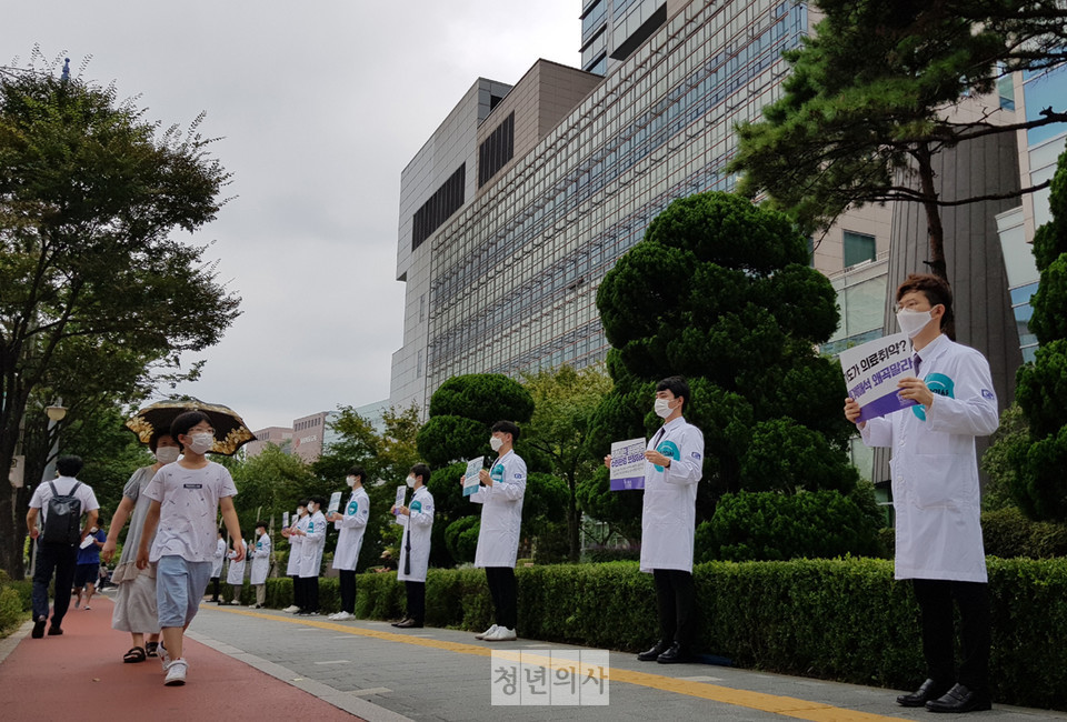 서울성모병원 전공의들은 14일 오전 병원 안팎에서 정부 정책에 항의하는 내용이 담긴 피켓을 들고 침묵시위를 가졌다.