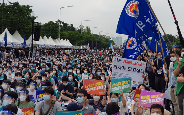대한의사협회가 14일 오후 서울 여의대로에서 개최한 전국의사총파업 궐기대회에는 의사와 의대생 1만여명이 참석했다. ⓒ김찬혁 기자 