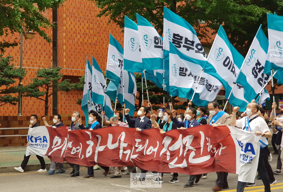 14일 오후 서울 여의대로에서 궐기대회를 마친 의사들은 인근에 있는 더불어민주당 당사까지 행진했다. ⓒ김찬혁 기자