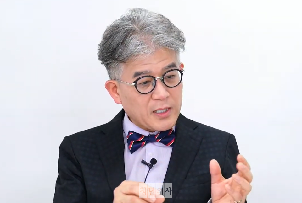 서울대병원 이형기 교수는 지난 22일 청년의사 유튜브 채널 K-헬스로그에서 진행된 '코로나 파이터스 라이브'에 출연해 코로나19 치료제와 백신 개별 현황 등에 대해 설명했다.