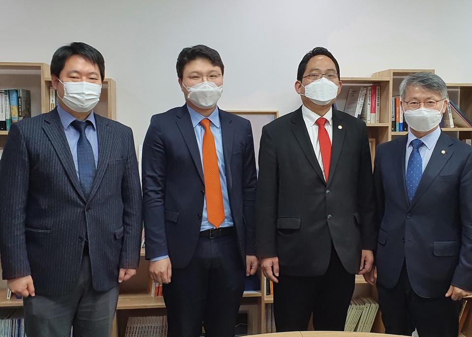 (왼쪽부터)의협 김대하 대변인, 송명제 대외협력이사, 최대집 회장, 민주당 민형배 의원