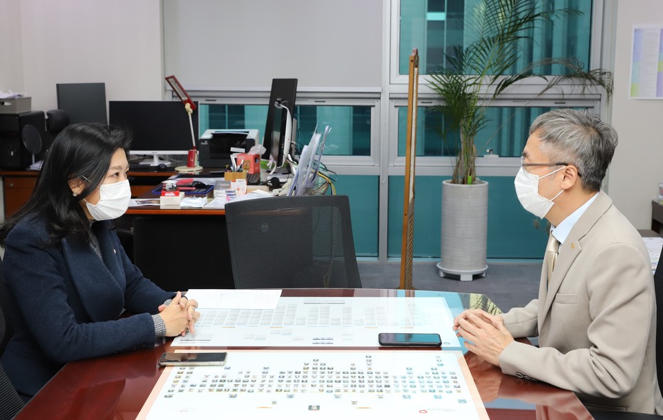 (왼쪽부터)민주당 신현영 의원, 치협 이상훈 회장(사진제공: 치협)