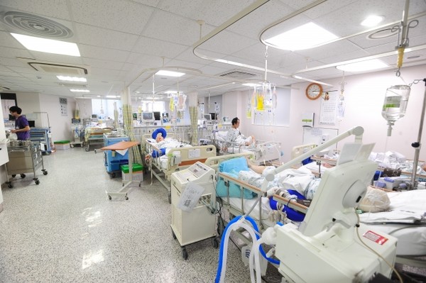 상급종합병원 중환자실 대부분이 환자 여러명이 입원해 있는 다인실 구조여서 코로나19 중환자를 받으려면 동선 분리, 음압기 설치 등이 필요하다. 