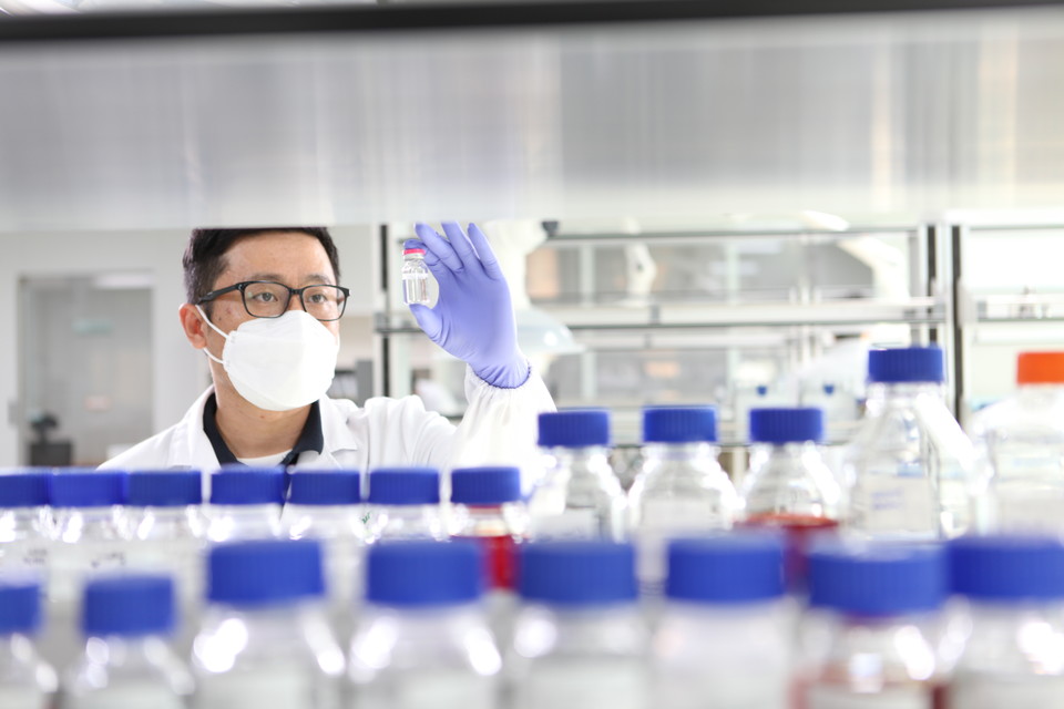 GC녹십자 연구원이 오창공장에서 코로나19 혈장치료제 개발과 관련된 연구를 하고 있는 모습.