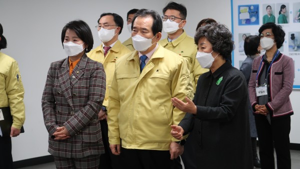 대한간호협회 신경림 회장이 지난 4일 회관을 찾은 정세균 국무총리에게 간호사 교육 상황에 대해 설명하고 있다.