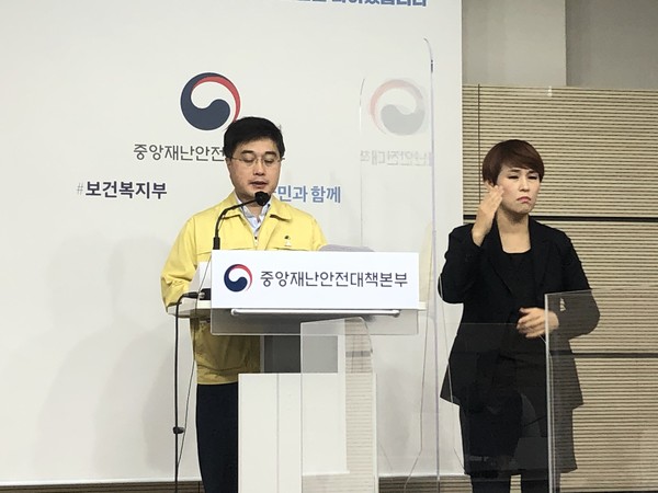 중앙사고수습본부 윤태호 방역총괄반장(좌).