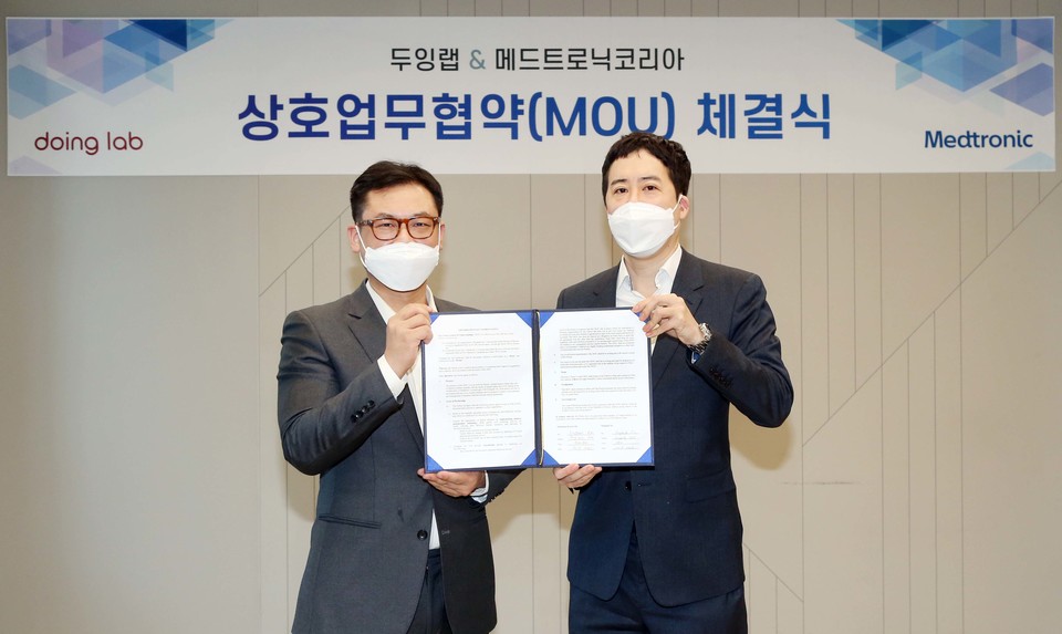 (왼쪽부터) 두잉랩 진송백 대표, 메드트로닉코리아 김동우 당뇨사업부 총괄 및 사업개발 상무