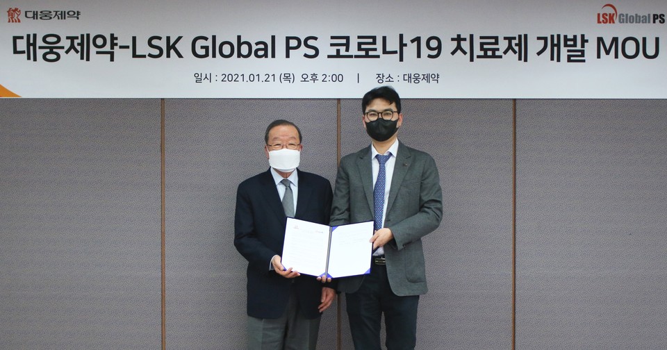 LSK Global PS CEO Lee Young-jak (right) and Daewoong Pharmaceutical CEO Jeon Seung-ho (left) signed a memorandum of understanding for joint clinical development cooperation with Hoy Star.