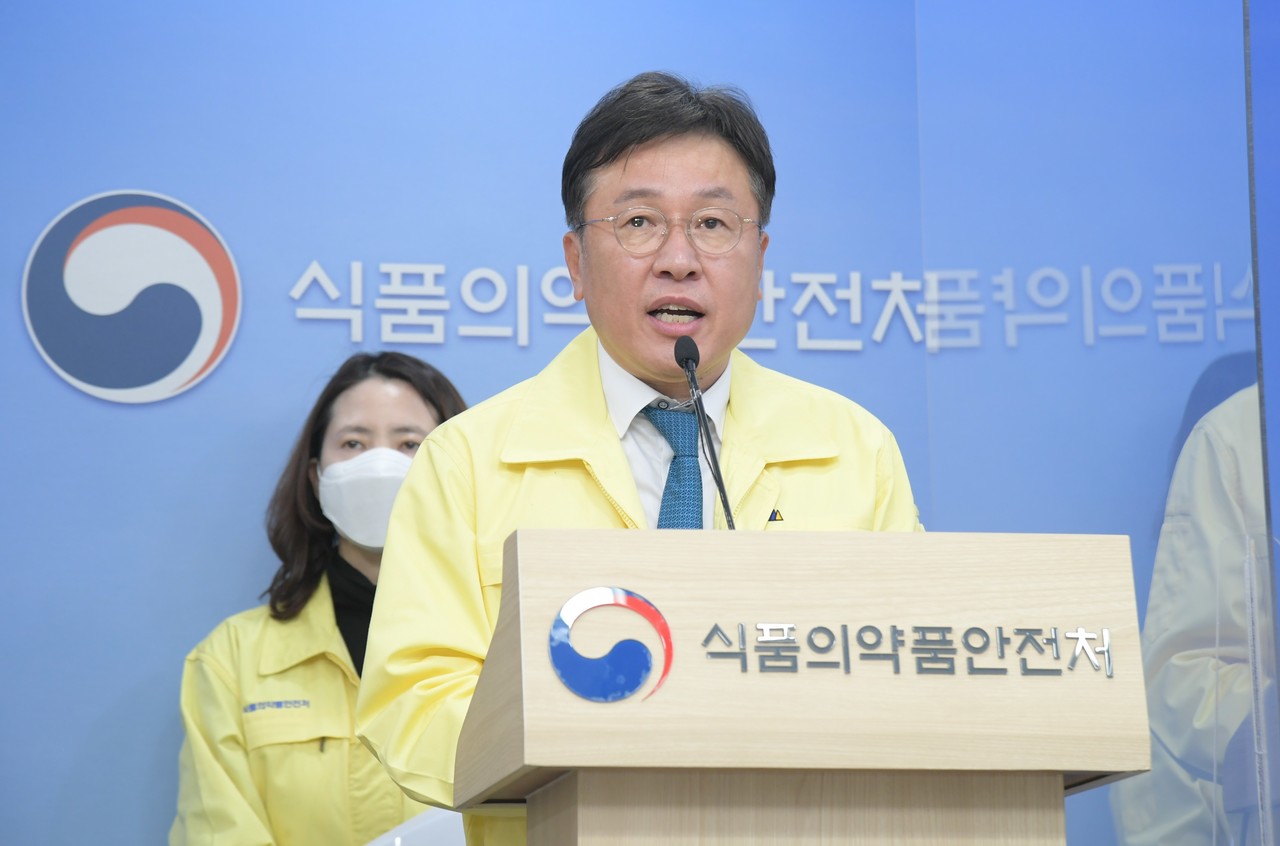 Lee Dong-hee, director of the Korea Food and Drug Administration, reported the results of the meeting of the Central Pharmacy Review Committee of the Ministry of Food and Drug Safety on the conditional approval of 'Rekkirona' on the 27th.