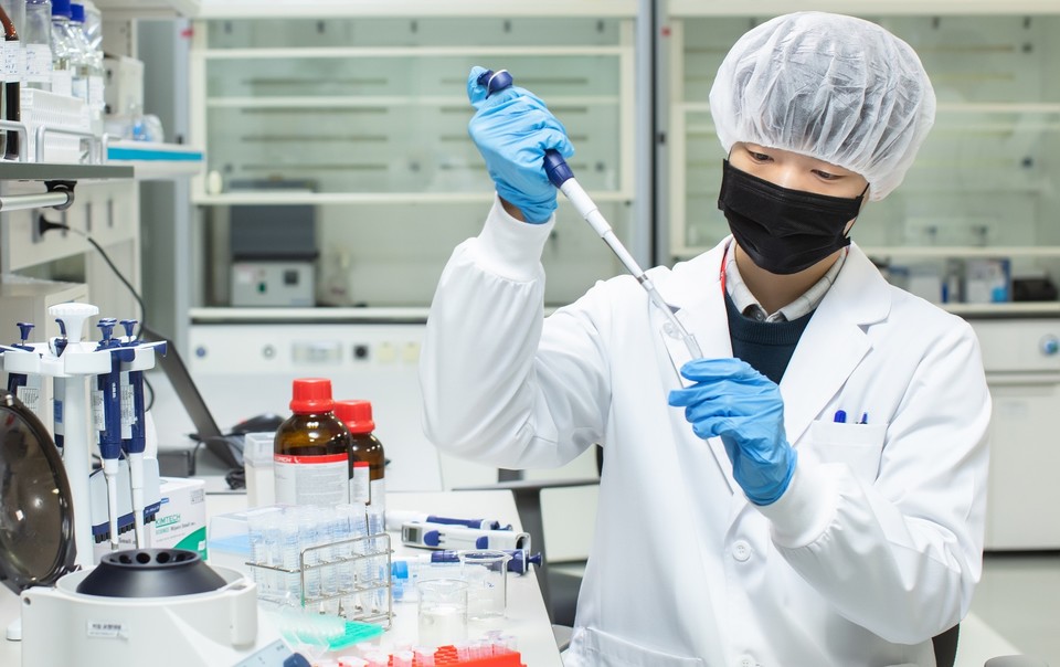 SK바이오사이언스 연구원이 백신 개발을 위한 R&D를 진행하고 있다. 기사 내용과는 무관. 