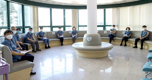 ��ȫ�� ������ ����� �ֿ� ������, ���ĺ� ��ǥ 12���� �ƽ�Ʈ������ī ��� 1���̾��� �Һ� ������ �� �̻� ������ ���� ���̴�. �̻������ ��Ÿ�� �����ڴ� ������(��������: �����ϼ���).