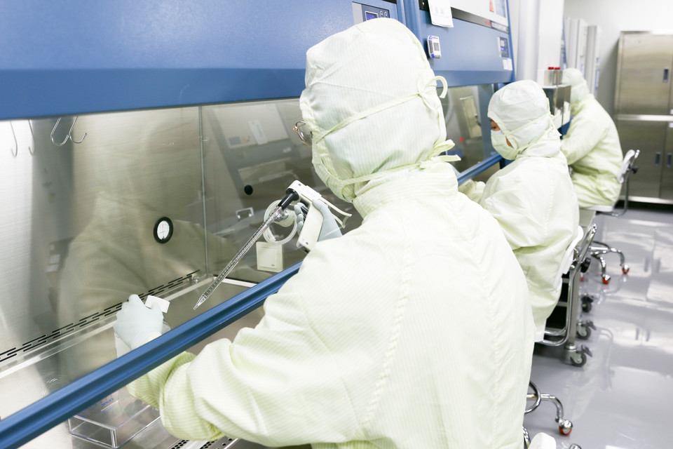 차바이오랩 연구원이 GMP 내 제조실에서 세포치료제를 배양 및 제조하고 있다.