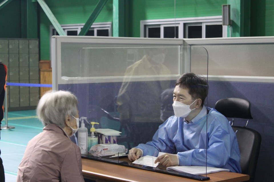 한림대동탄성심병원 신경과 김주용 교수가 코로나19 백신 접종을 지원하는 모습. 