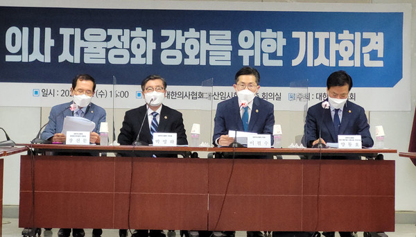 대한의사협회는 지난 2일 오후 용산임시회관에서 '의사 자율정화 강화를 위한 기자회견'을 가졌다. 사진 왼쪽부터 의협 장선문 중앙윤리위원장, 박명하 법제부회장, 이필수 회장, 양동호 전문가평가제시범사업추진단장.