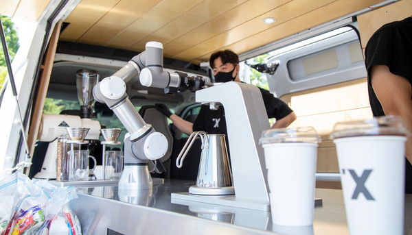 로봇 바리스타 ‘바리스’가 이화의료원 의료진에게 제공할 커피를 제조하고 있다(사진제공: 이화의료원).
