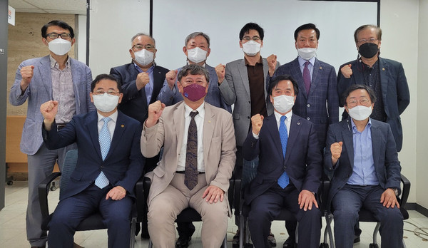 �����ǻ���ȸ �Ƿ���������� ���ǿ�ȸ�� ���� 12�� ���� ��걸 �������� ȸ�ǽǿ��� ��1�� �����ȸ�� �����ߴ�(��������: ���� ��������).