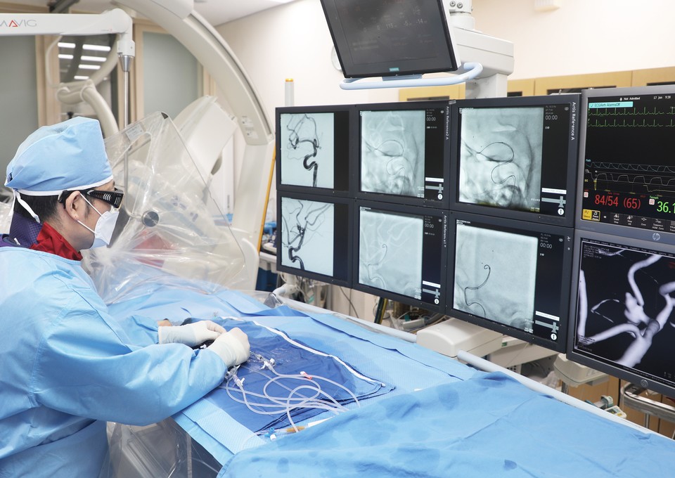 의정부성모병원 뇌졸중센터장 김영우 교수의 뇌혈관 시술 모습.