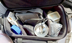 정 원장의 왕진 가방 내부 모습. 실용성을 염두해 카메라 가방을 왕진 가방으로 쓰고 있다. 