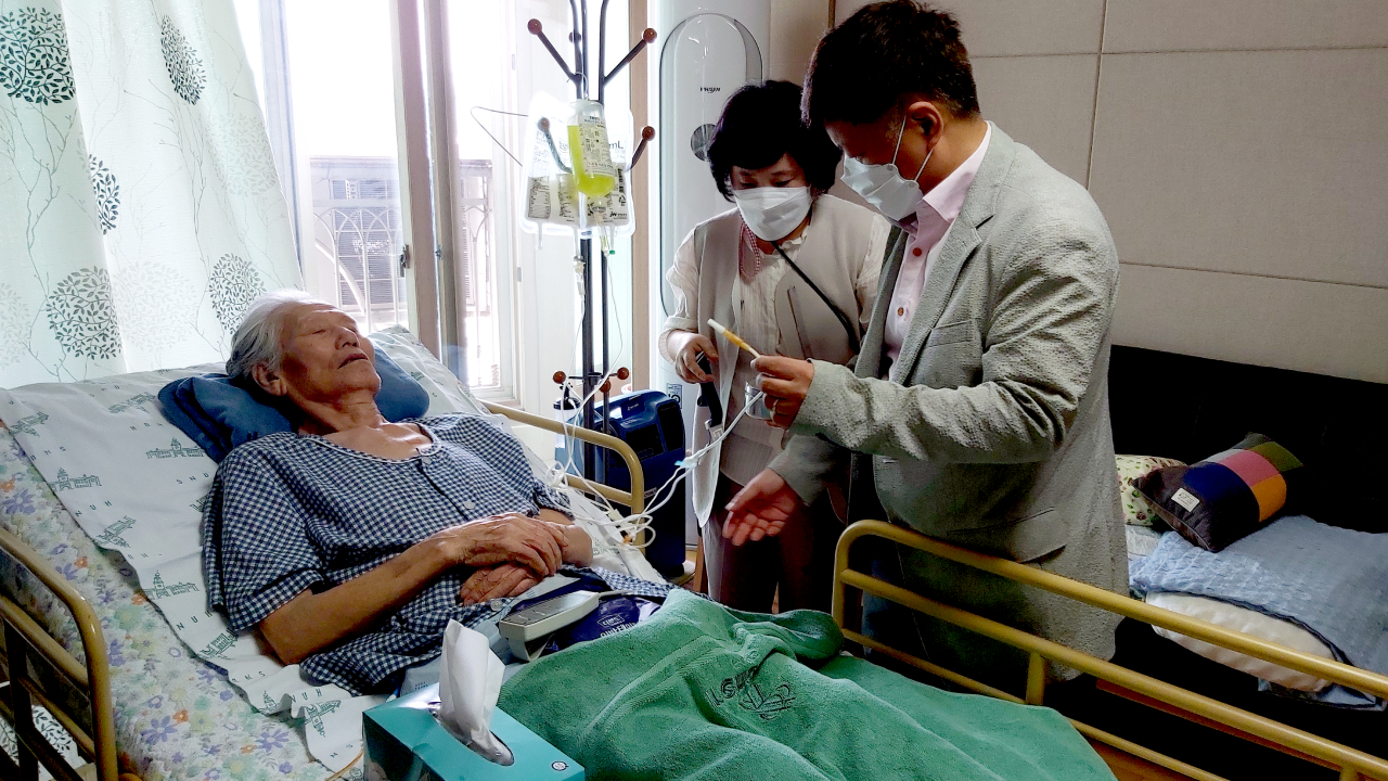 지난 19일 오후 방문한 명륜동 한 가정집에서 정가정의원 정명관 원장과 간호사가 함께  환자 상태를 살피고 있다. 가족들은 거실 한 켠에 침상을 마련하고 환자를 모셨다.