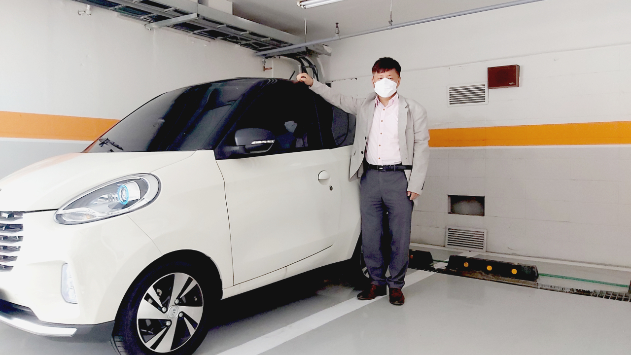 왕진 시범 사업을 시작하고 2년 간 고민한 끝에 최근 장만한 왕진용 전기차 앞에 선 정 원장. 비록 자동차 전용도로 진출은 꿈도 못 꾸지만 환자들이 사는 동네 골목길 틈새를 쏙쏙 찾아들어가는 기특한 차다. 정 원장은 이 차와 함께 앞으로 더 많은 환자를 찾아갈 생각이다.