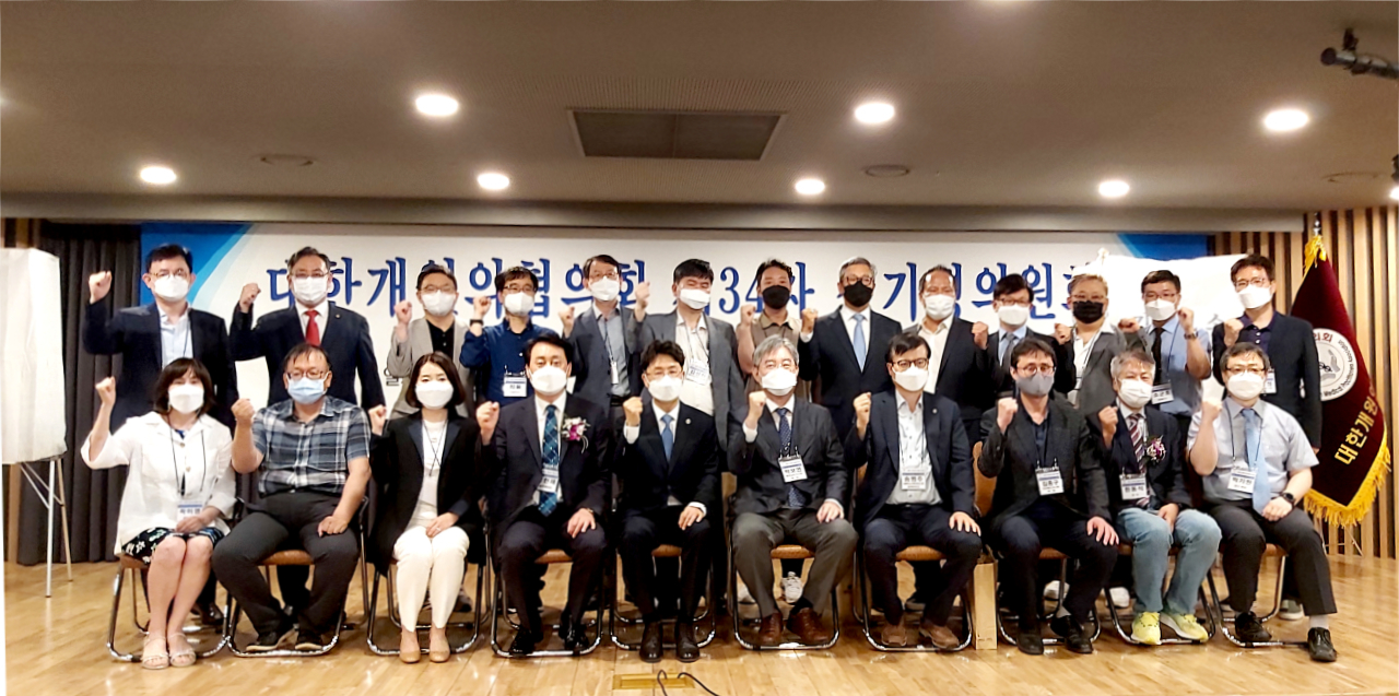 ���� 26�� ����� ��걸 ���ڷ��� ����Ȧ���� ����� ���Ѱ���������ȸ ��14�� ȸ�� ���ſ��� ���ӿ� ������ �赿�� ȸ���� ����ο� �Բ� ������ ��å�� �ֵ��ϰڴٰ� �����ߴ�.&nbsp;