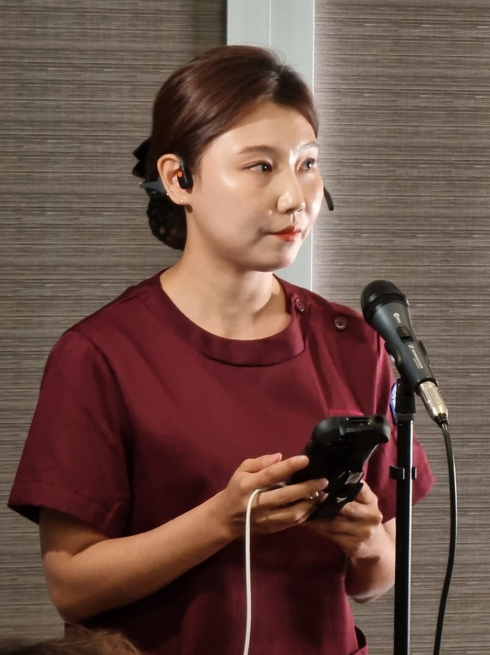 블루투스 이어폰과 PDA 기기을 착용해 ‘모바일 Voice ENR’을 시연하는 모습. 