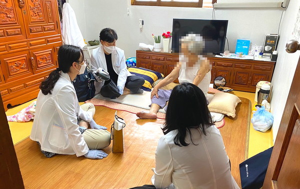 서울의료원 퇴원 이후 돌봄이 필요한 환자가 지역사회 기관(보건소)을 통해 건강 모니터링 및 생활 관리를 받고 있는 모습