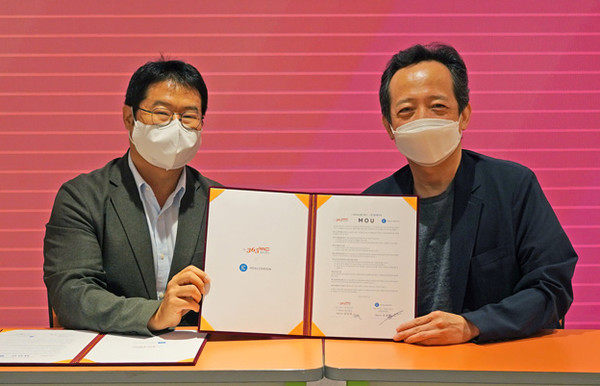 365mc Networks CEO Nam-cheol Kim (right) and Healcerion CEO Jeong-won Ryu signed an MOU for the development of an ultrasound-guided liposuction system in the Orange Hall of 365mc Hospital in Seoul on the 26th (photo provided by 365mc).