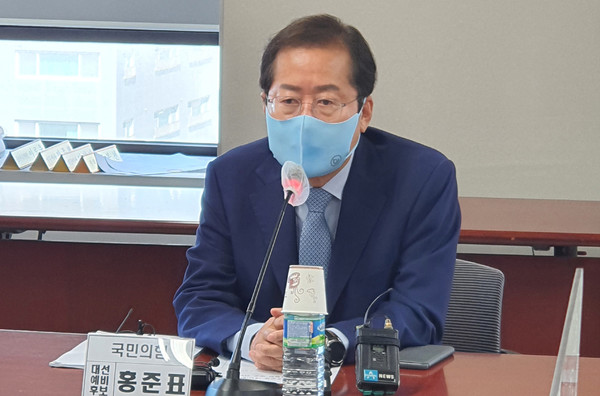 국민의힘 홍준표 대선예비후보는 8일 대한의사협회 용산임시회관에서 진행된 간담회에서 최근 국회 본회의를 통과한 '수술실 CCTV 설치법(의료법 개정안)'에 대해 유감이라는 입장을 밝혔다. 