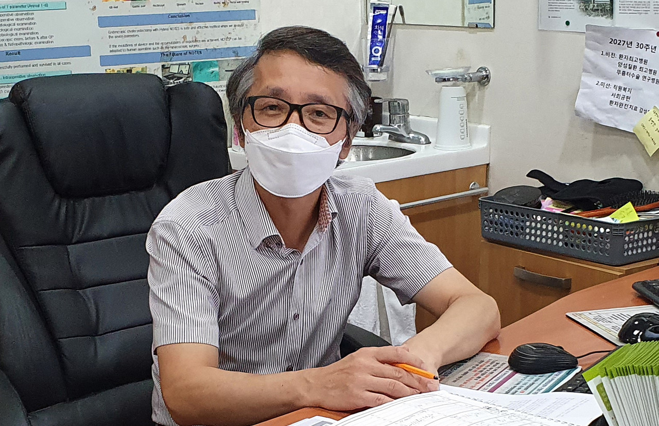 대전시의사회 김영일 회장은 의협 출입기자단과 가진 인터뷰에서 '수술실 CCTV 설치법' 국회 통과 과정에서 의협이 제대로 대응하지 못했다고 비판했다.