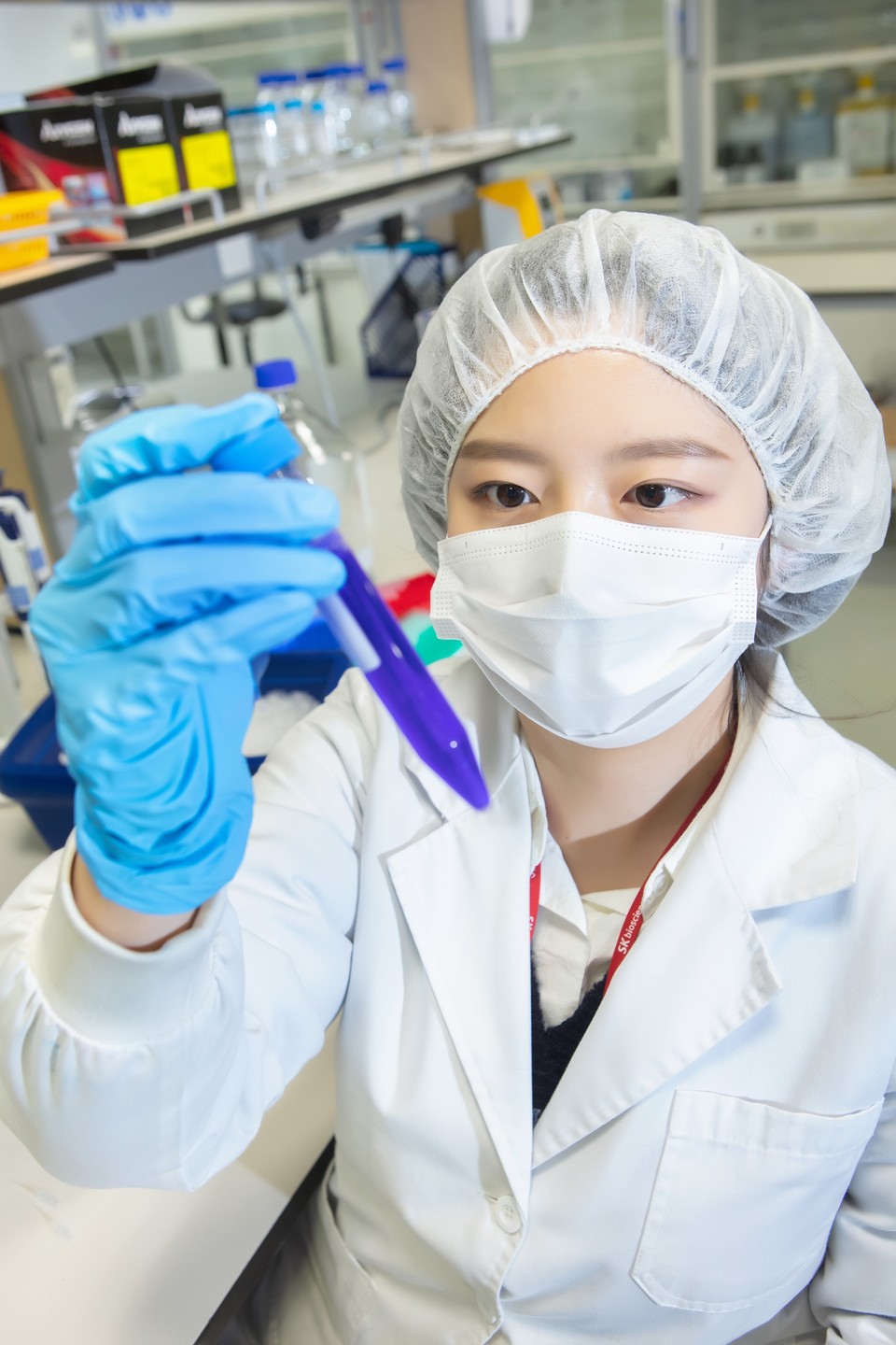 SK바이오사이언스 연구원이 백신 개발을 위한 연구를 진행하고 있다.