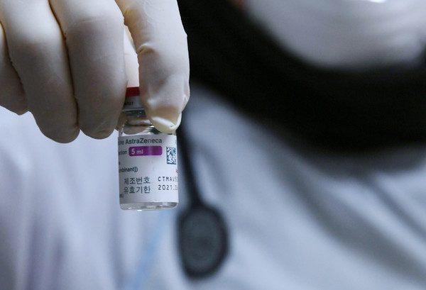  미국 등에서 3만2,451명이 참여한 아스트라제네카 백신 3상 임상시험 결과가 NEJM에 게재됐다. 