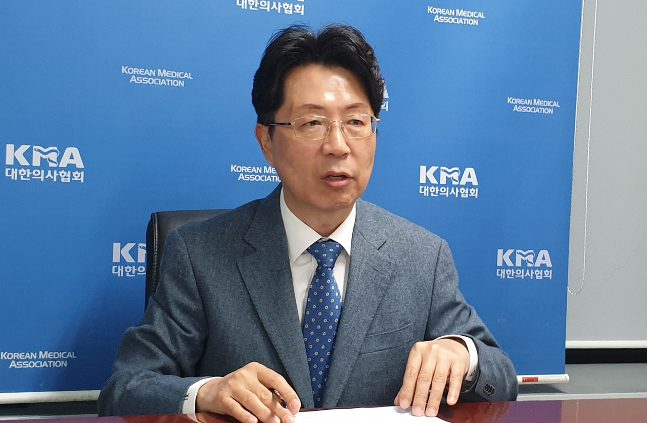 대한개원의협의회 김동석 회장은 지난 25일 의협 용산임시회관에서 의협 출입기자단과 기자간담회를 갖고 현안에 대한 입장을 밝혔다.