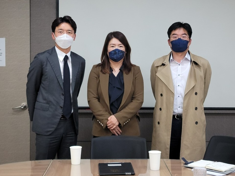 (왼쪽부터) 세종메디칼 이재철 대표, 한국파마 박은희 대표, 제넨셀 이성호 대표.