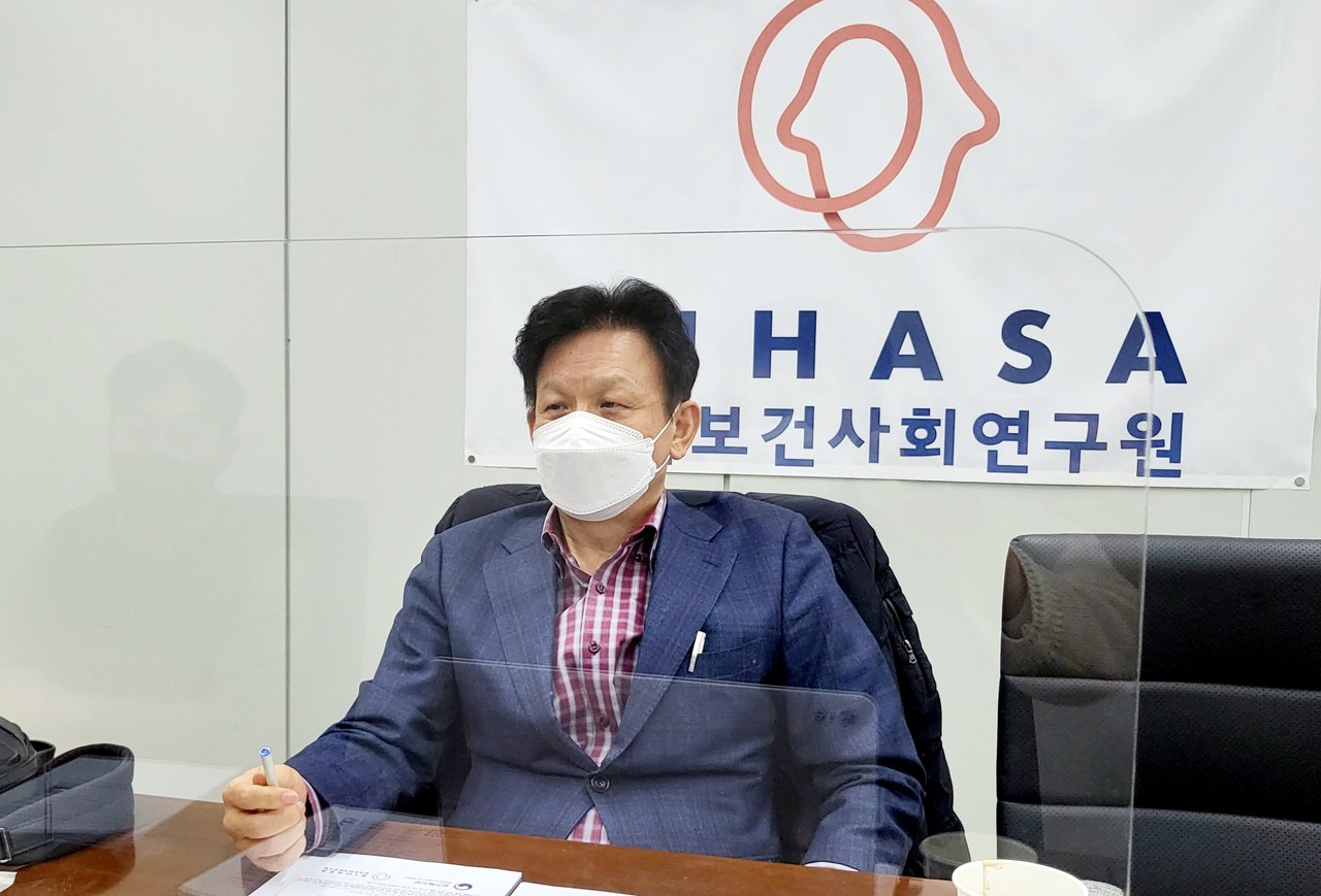 지난 24일 한국보건사회연구원 서울 사무실에서 진행된 인터뷰에서 신영석 선임연구위원은 보건의료인력 실태조사 진행 목적과 활용방안을 설명하고 의사의 적극적인 참여를 당부했다. 