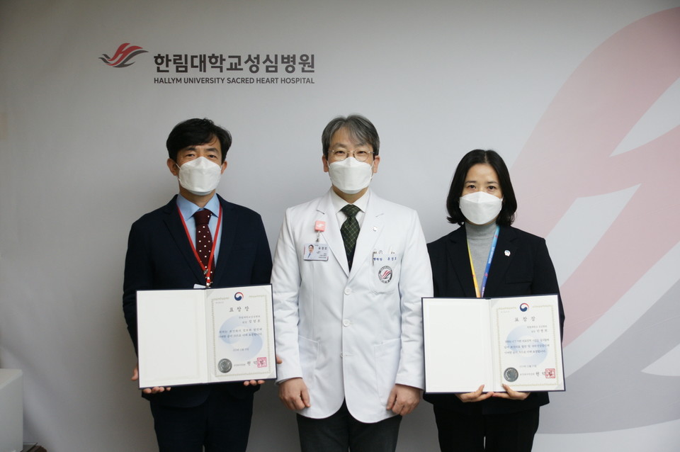 (왼쪽부터) 한림대성심병원 정보보호팀 정영훈 팀장, 유경호 병원장, 커맨드센터 안명희 팀장.