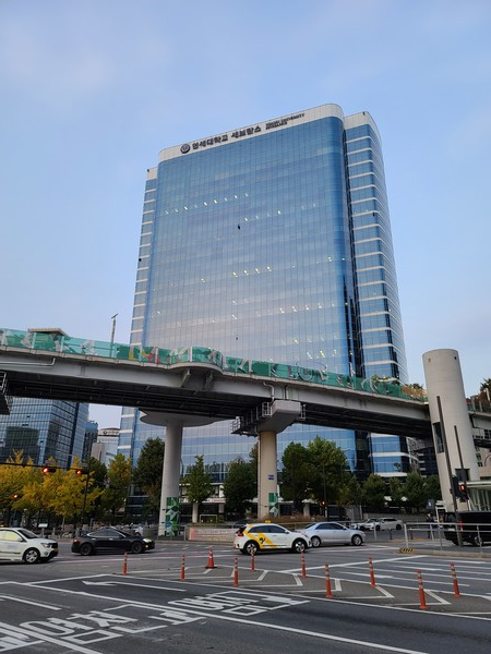스코필드가 일했던 세브란스의전은 현재 서울역 맞은편에 있는 연세세브란스빌딩 자리에 있었다. 사진 박지욱.