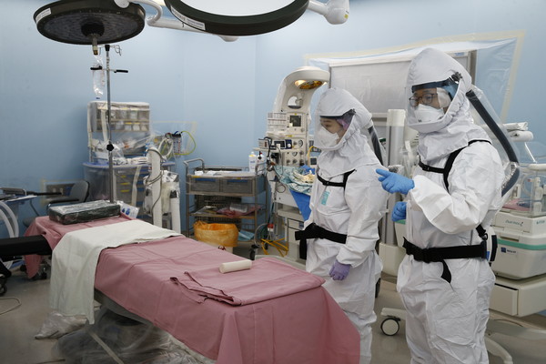분만 수술 전 수술실을 점검하고 있는 김의혁 교수. (사진 제공: 국민건강보험 일산병원)