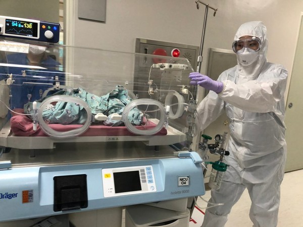 코로나19 확진 산모 제왕절개로 분만한 아기가 신생아집중치료실로 옮겨지고 있다. (사진 제공: 국민건강보험 일산병원)