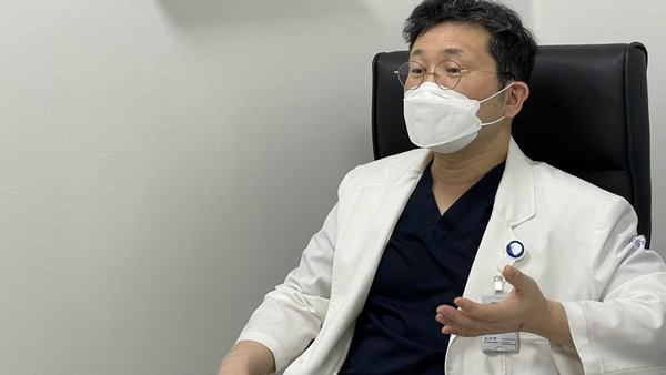 김의혁 교수가 막연한 감염 공포로 코로나 확진 산모 수술을 꺼리지 말아야 한다고 강조했다.