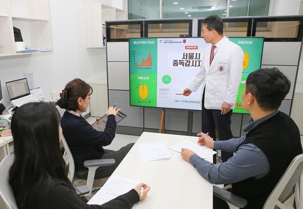 서울시 독성물질 중독관리센터 이성우 센터장(가운데)과 연구원들이 센터에서 회의를 진행하고 있다. (사진 제공: 고려대안암병원)