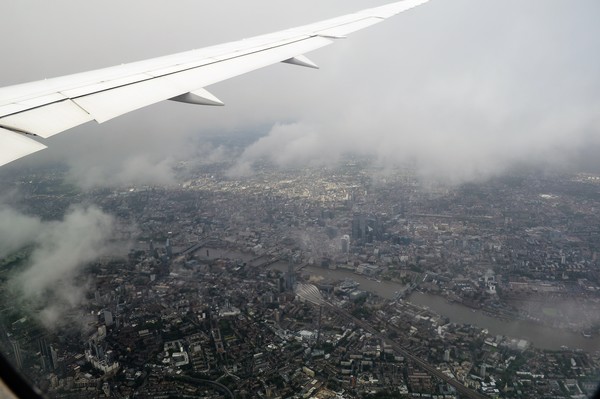 템스 강, 타워브리지, 런던 타워, 세인트폴 성당 등이 내려다보이는 풍경. 런던 히드로공항(LHR) 착륙 직전에 볼 수 있다. 박지욱 사진.