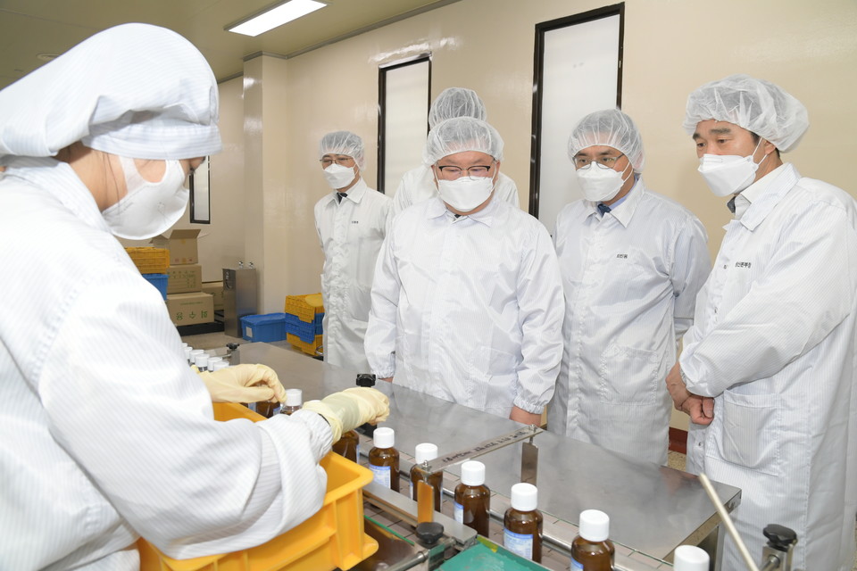 지난 22일 경기도 안산 소재 삼일제약 생산시설을 방문한 식품의약품안전처 김진석 차장 모습.