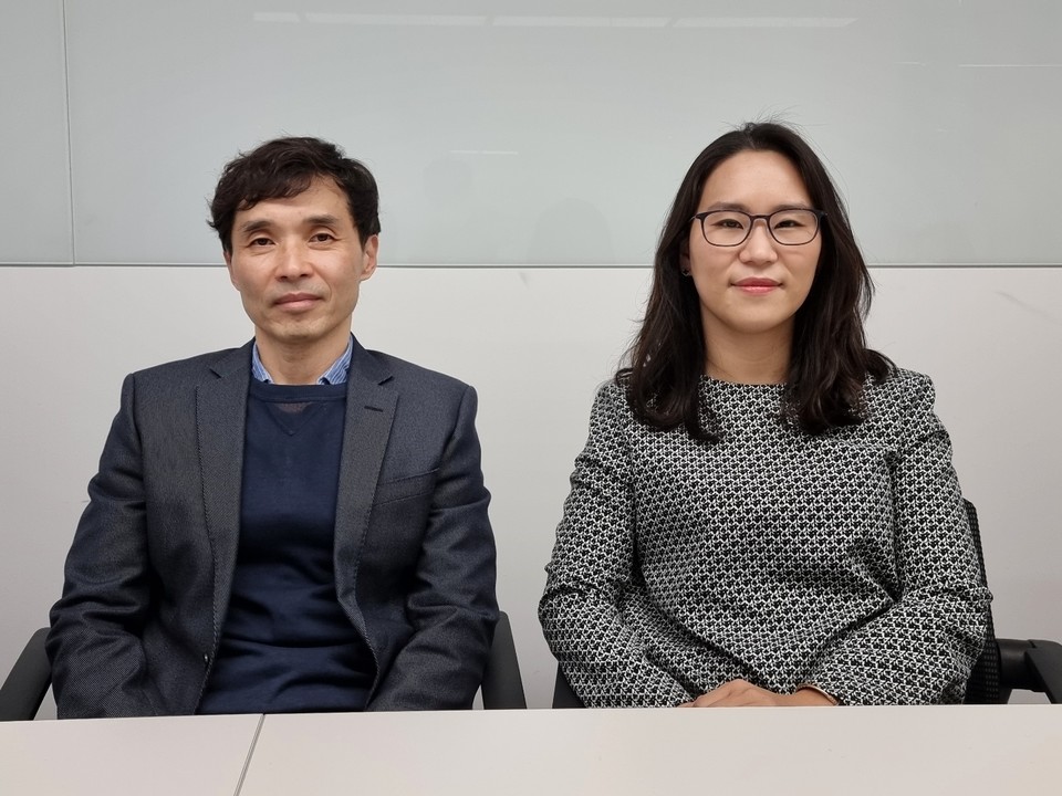 샤페론 이명세 공동대표(왼쪽)와 이지선 상무(오른쪽) 모습.