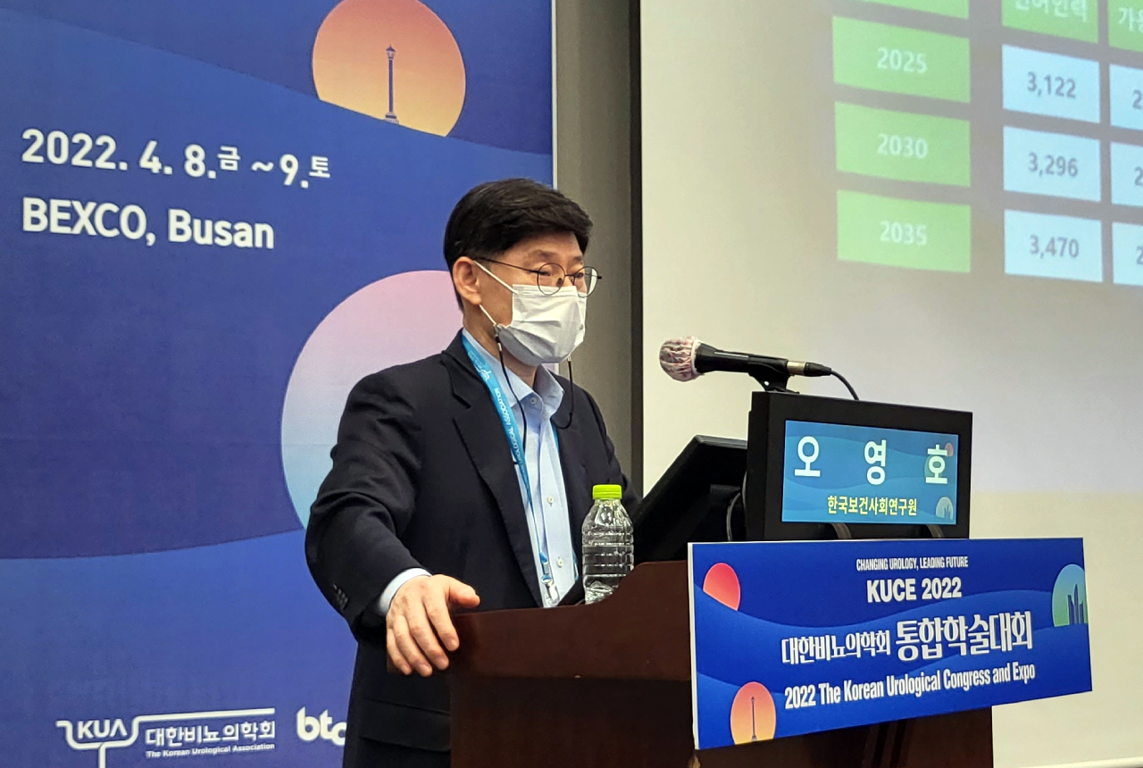한국보건사회연구원 오영호 연구원은 지난 8일 열린 대한비뇨의학회 통합학술대회에서 비뇨의학과 전문 인력이 오는 2035년 공급 부족으로 전환될 것으로 전망했다.