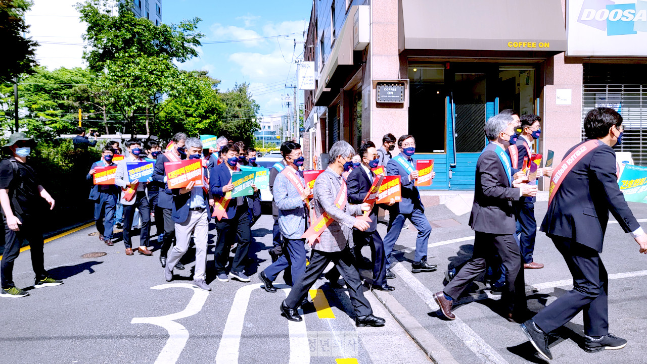 서울시의사회관을 나서 국회로 이동하는 의사들.