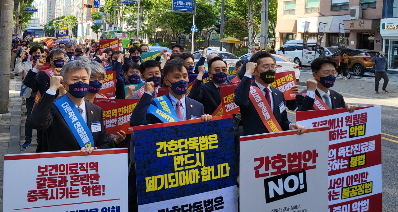 전국에서 모인 의사 대표자 100여명은 지난 15일 오후 서울시의사회관에서 궐기대회를 열고 간호법 폐기를 요구한 뒤 국회 의사당까지 가두시위를 진행했다.