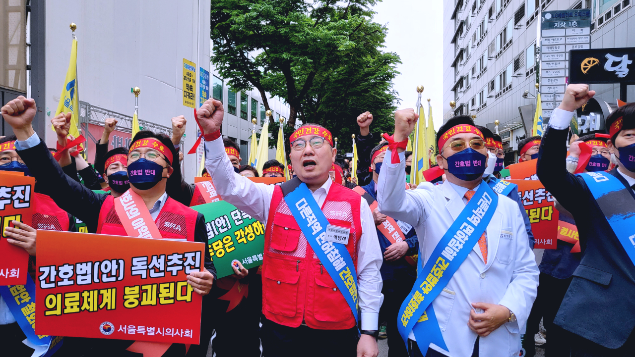서울시의사회는 20일 더불어민주당 중앙당사 앞에서 '간호법 철회 촉구 서울시의사회 대표자 궐기대회'를 개최했다.